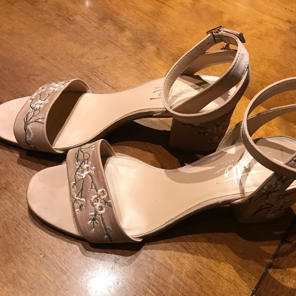 Nanette Lepore Satin Dress Sandals beige sz 7